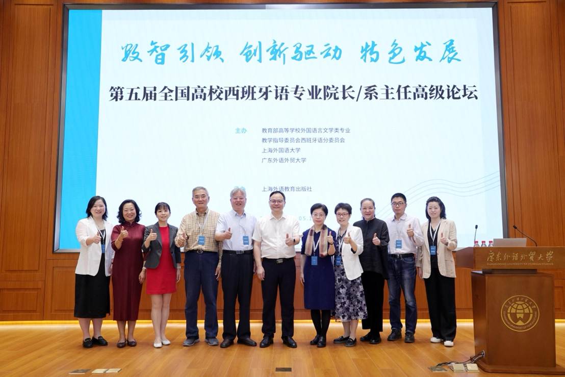 一群人站在一起 描述已自动生成