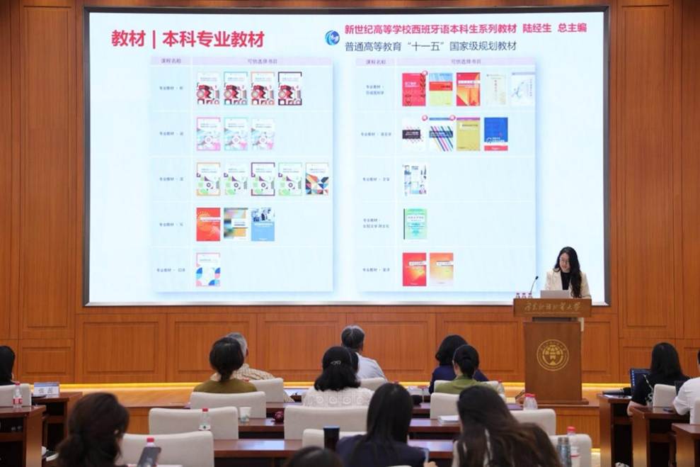 会议室里的人们 描述已自动生成