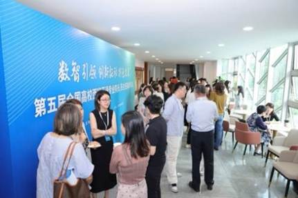 一群人站在室内 中度可信度描述已自动生成